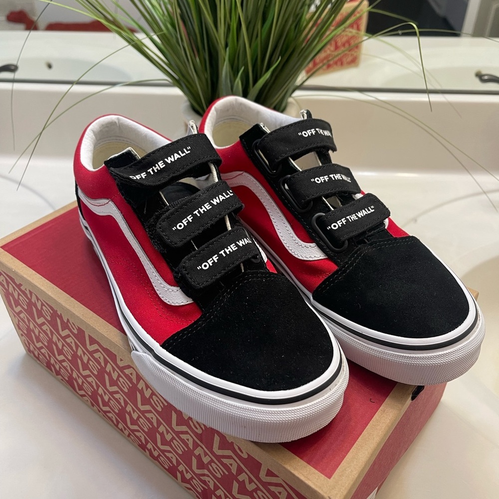 Vans Old Skool V Red and Black Sneakers Mens size 6.0 Womens size 7.5